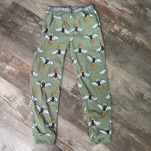 Halloween theme with bats carrying pizza slice youth size large 10/12